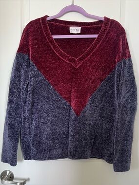 Olive & Oak V-Neck Colorblock Chenille Sweater in Burgundy and Navy